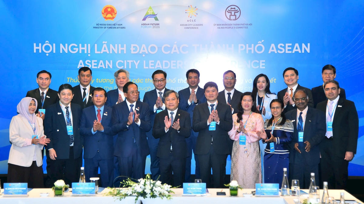 Lãnh đạo Hà Nội cùng đoàn đại biểu các thành phố ASEAN chụp ảnh chung trong khuôn khổ chương trình Hội nghị. Ảnh: VT