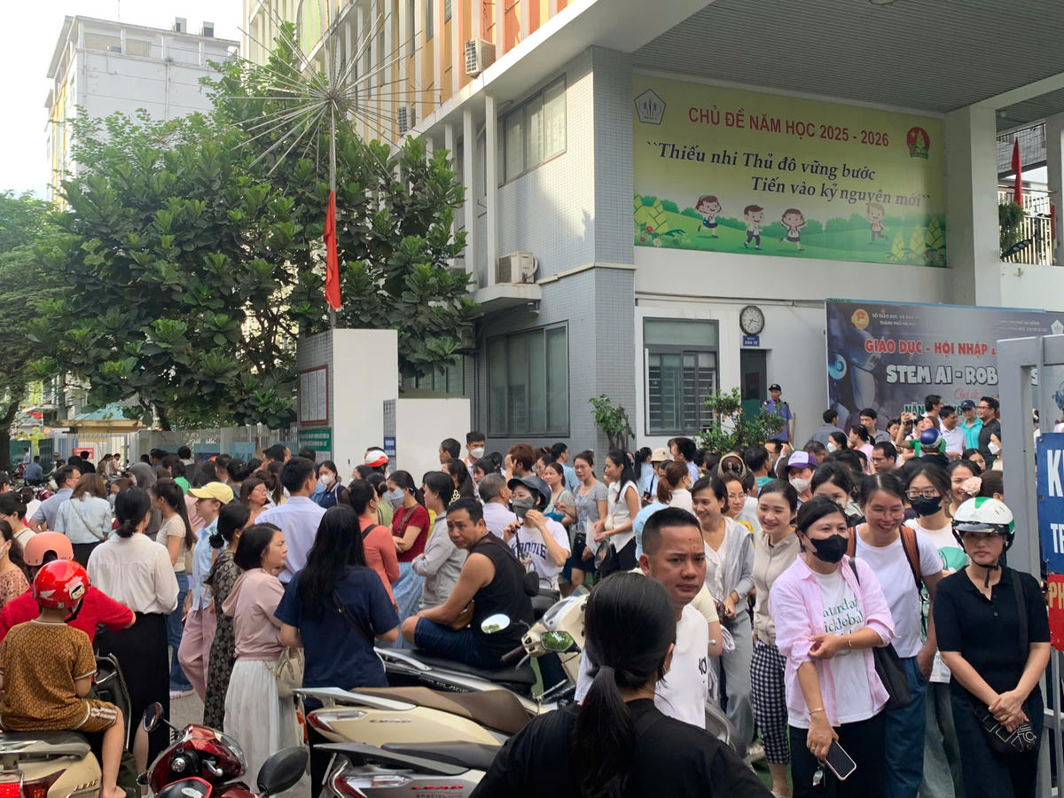 7h sáng, khu vực cổng trường đã đông kín phụ huynh đưa con đến điểm thi để tham dự kỳ khảo sát tuyển sinh lớp 6 năm học 2026-2027. Ảnh: Hải Linh.
