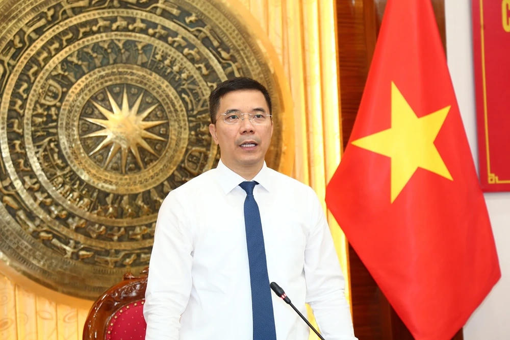 Ông Nguyễn Hồng Phong - Phó Bí thư Thường trực Tỉnh ủy, Chủ tịch HĐND tỉnh phát biểu giao nhiệm vụ cho 4 cán bộ vừa được tiếp nhận, điều động, bổ nhiệm. Ảnh: Quốc Hương.