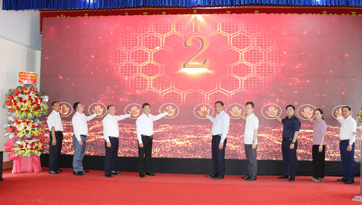 Các đại biểu thực hiện nghi thức bấm nút điện tử, chính thức ra mắt mô hình "Thôn số" đầu tiên trên địa bàn tỉnh Lào Cai đạt mức cơ bản. Ảnh: Hữu Huỳnh.