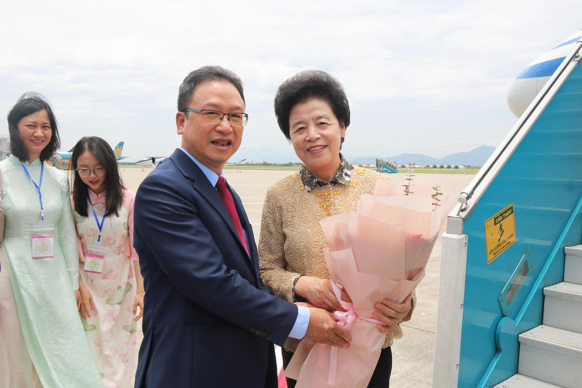 Ông Nguyễn Văn Thanh - Ủy viên Đoàn Chủ tịch, Trưởng ban Dân tộc và Tôn giáo Cơ quan UBTƯ MTTQ Việt Nam tặng hoa chào mừng&nbsp;bà Hàm Huy và&nbsp;Đoàn đại biểu cấp cao Chính hiệp toàn quốc Trung Quốc tại&nbsp;Sân bay Quốc tế Nội Bài.