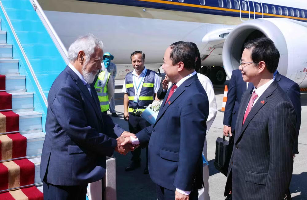 Bộ trưởng Khoa học và Công nghệ Vũ Hải Quân đón Thủ tướng Timor-Leste Kay Rala Xanana Gusmão tại sân bay quốc tế Nội Bài (Hà Nội). (Ảnh: Phạm Kiên/TTXVN).