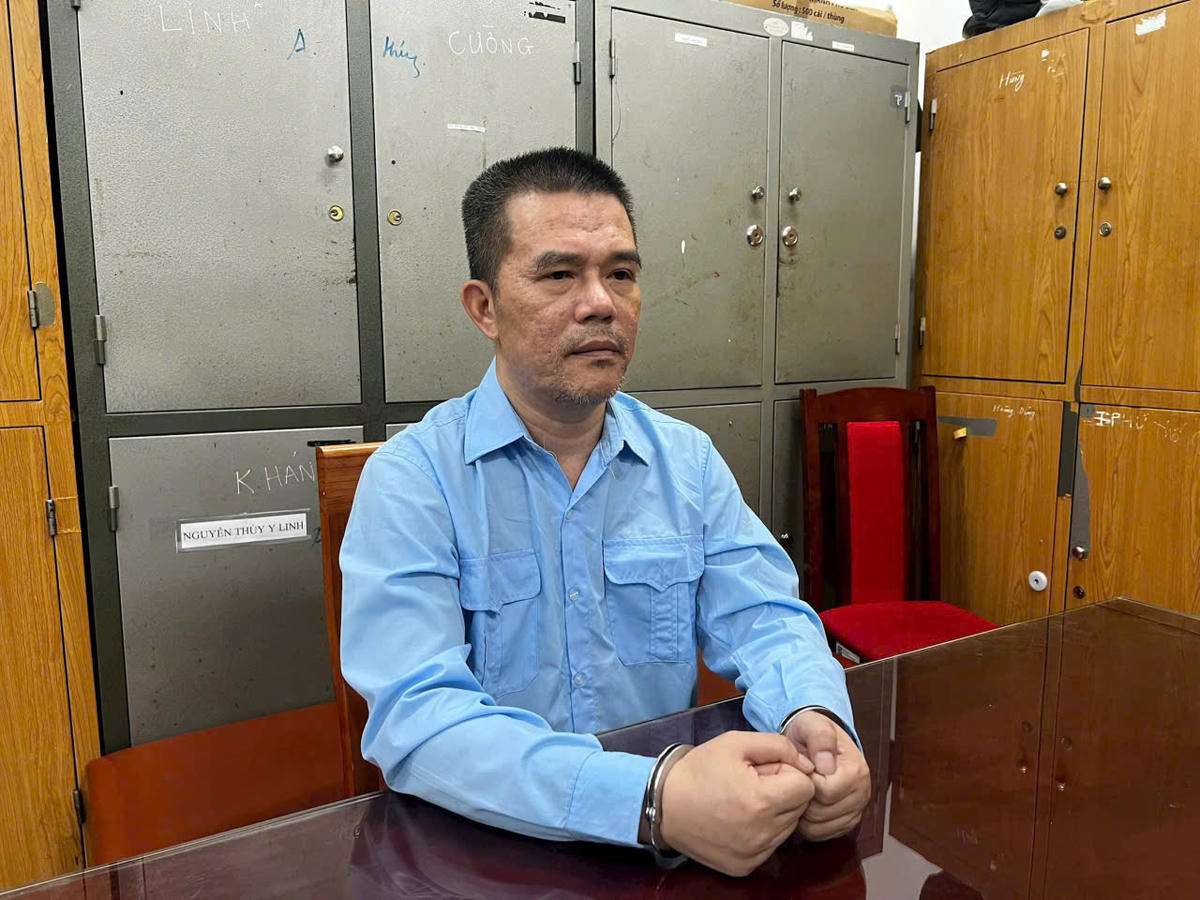 Bùi Huỳnh Bính Ngọc (tức Ngọc "sùi") tại cơ quan công an.