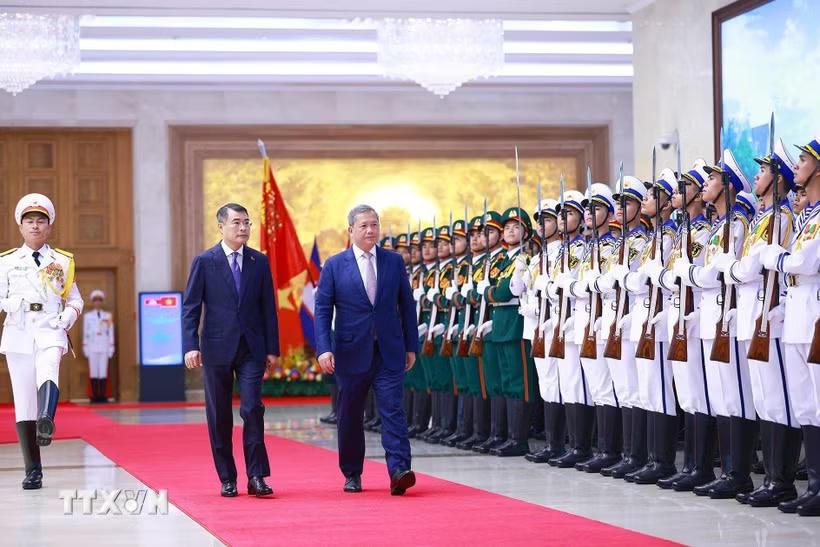 Thủ tướng Lê Minh Hưng và Thủ tướng Campuchia Hun Manet duyệt Đội danh dự Quân đội nhân dân Việt Nam. (Ảnh: Dương Giang/TTXVN).