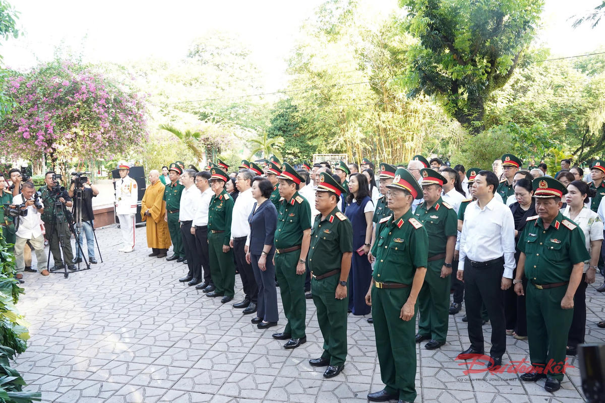 Phó Thủ tướng Phạm Thị Thanh Trà dâng hương tưởng niệm anh hùng liệt sĩ tại TP Hồ Chí Minh