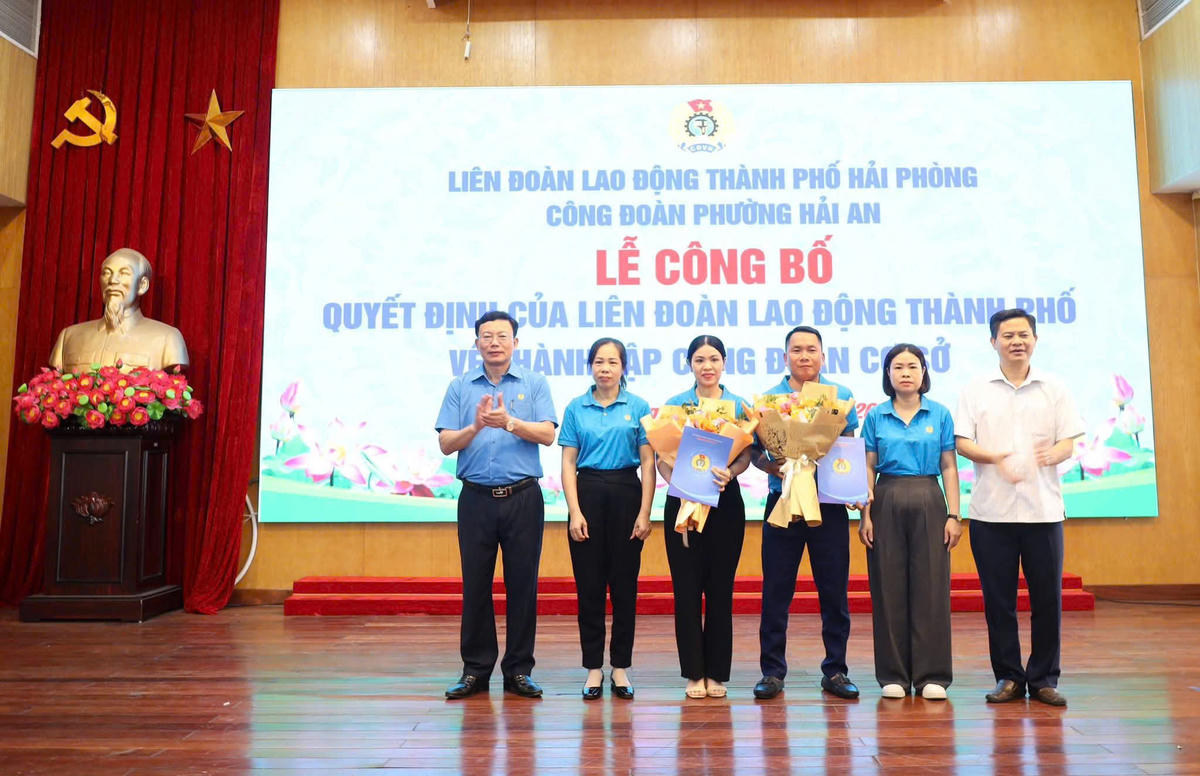 Công đoàn phường Hải An công bố quyết định thành lập Công đoàn cơ sở Công ty CP Duy Anh và Công ty TNHH Thương mại đầu tư và Dịch vụ Như Ý trong Tháng Công nhân. Ảnh: HA.&nbsp;