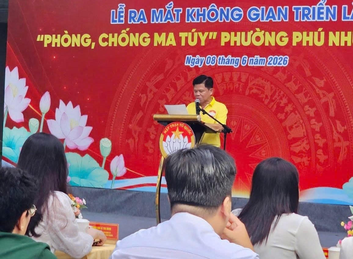 Ông Đinh Gia Huỳnh – Ủy viên Ban Thường vụ Đảng ủy, Chủ tịch Ủy ban MTTQ Việt Nam phường Phú Nhuận phát biểu tại lễ khai mạc. Ảnh: Q.H.