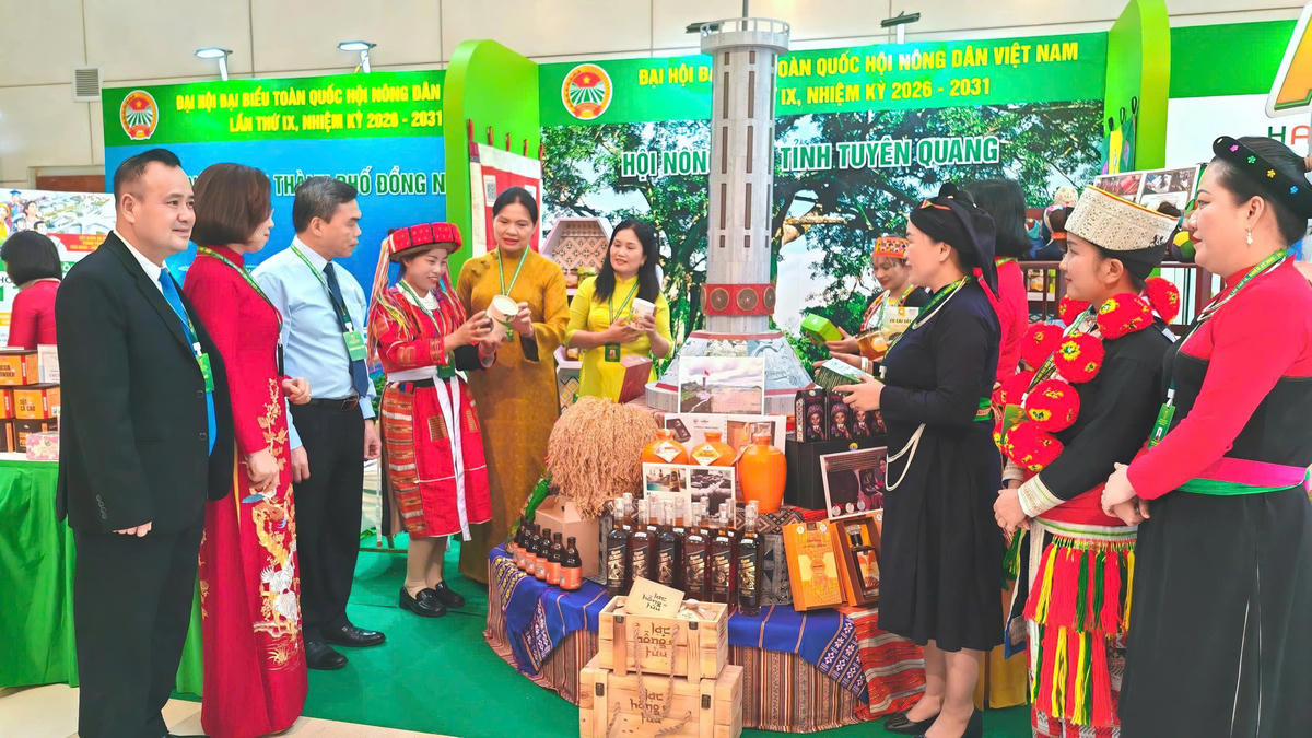 Ủy viên Trung ương Đảng, Phó Chủ tịch - Tổng Thư ký UBTƯ MTTQ Việt Nam Hà Thị Nga thăm quan gian hàng tỉnh Tuyên Quang bên lề Đại hội