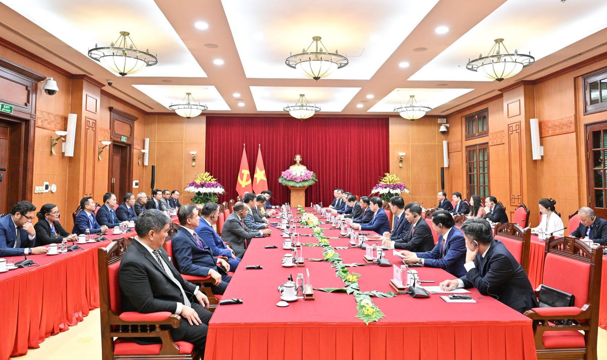 Thường trực Ban Bí thư Trần Cẩm Tú tiếp các Trưởng Đoàn chính đảng các nước Đông Nam Á tại Trụ sở Trung ương Đảng.

