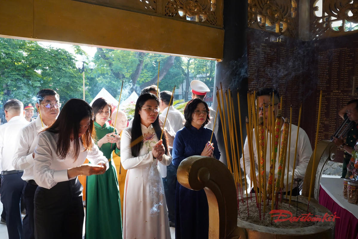 Phó Thủ tướng Phạm Thị Thanh Trà dâng hương tưởng niệm anh hùng liệt sĩ tại TP Hồ Chí Minh