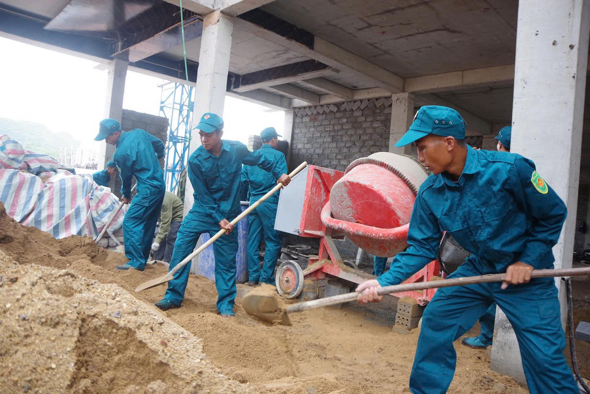 Quảng Trị huy động 300 cán bộ, chiến sĩ hỗ trợ xây dựng trường nội trú