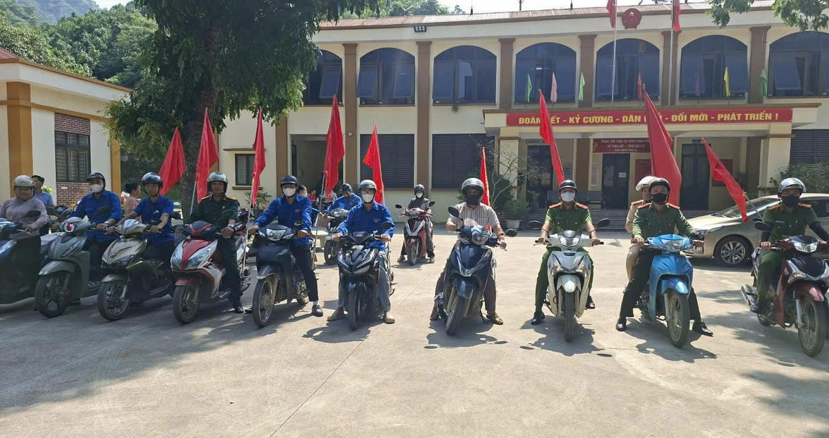Cán bộ Mặt trận xã Phúc Lợi, tỉnh Lào Cai tham gia diễu hành tuyên truyền lưu động về tác hại của ma túy.