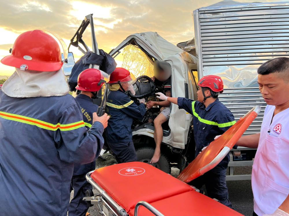 Lực lượng chức năng nỗ lực giải cứu nạn nhân mắc kẹt. Ảnh: CAHT