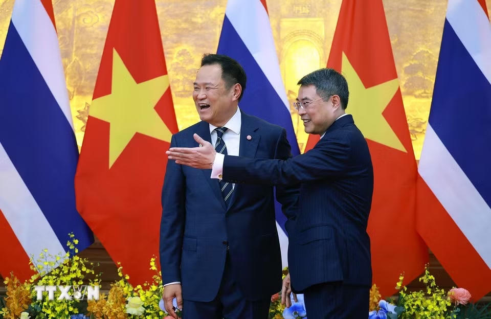 Thủ tướng Lê Minh Hưng với Thủ tướng Vương quốc Thái Lan Anutin Charnvirakul. (Ảnh: Dương Giang/TTXVN)