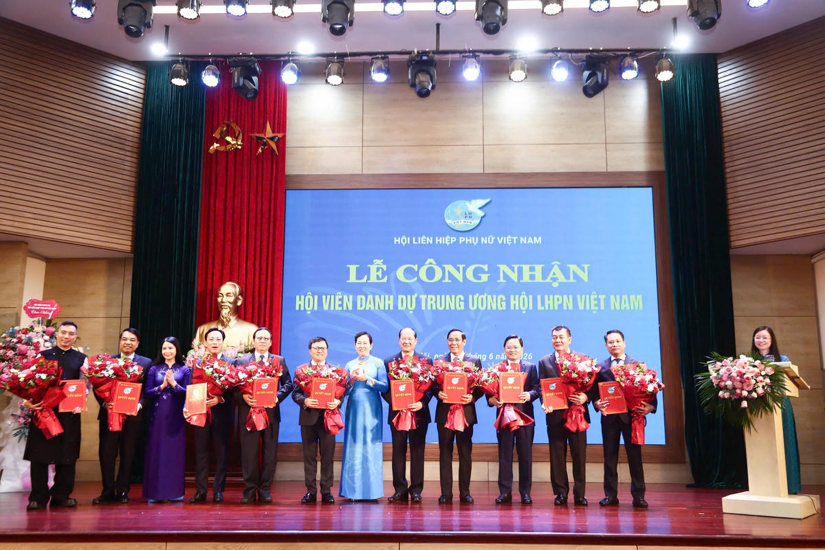 Bà Lê Thị Thủy, Ủy viên Trung ương Đảng, Phó Chủ tịch Ủy ban Trung ương MTTQ Việt Nam, Chủ tịch Hội Liên hiệp Phụ nữ Việt Nam trao quyết định công nhận hội viên danh dự cho các cá nhân tiêu biểu. Ảnh: Lê Khánh.