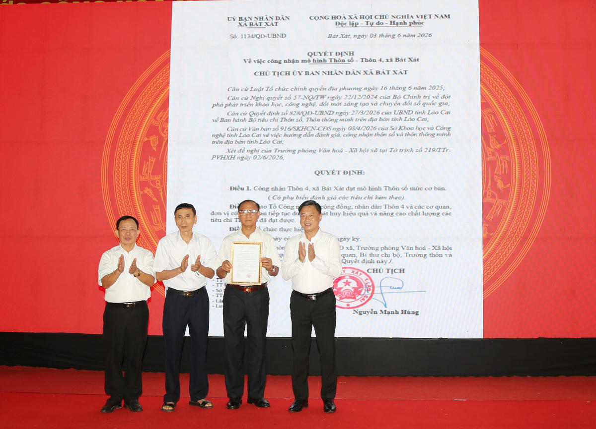 Thôn 4 được trao Quyết định "Thôn số" mức cơ bản đầu tiên của tỉnh Lào Cai. Ảnh: Hữu Huỳnh.