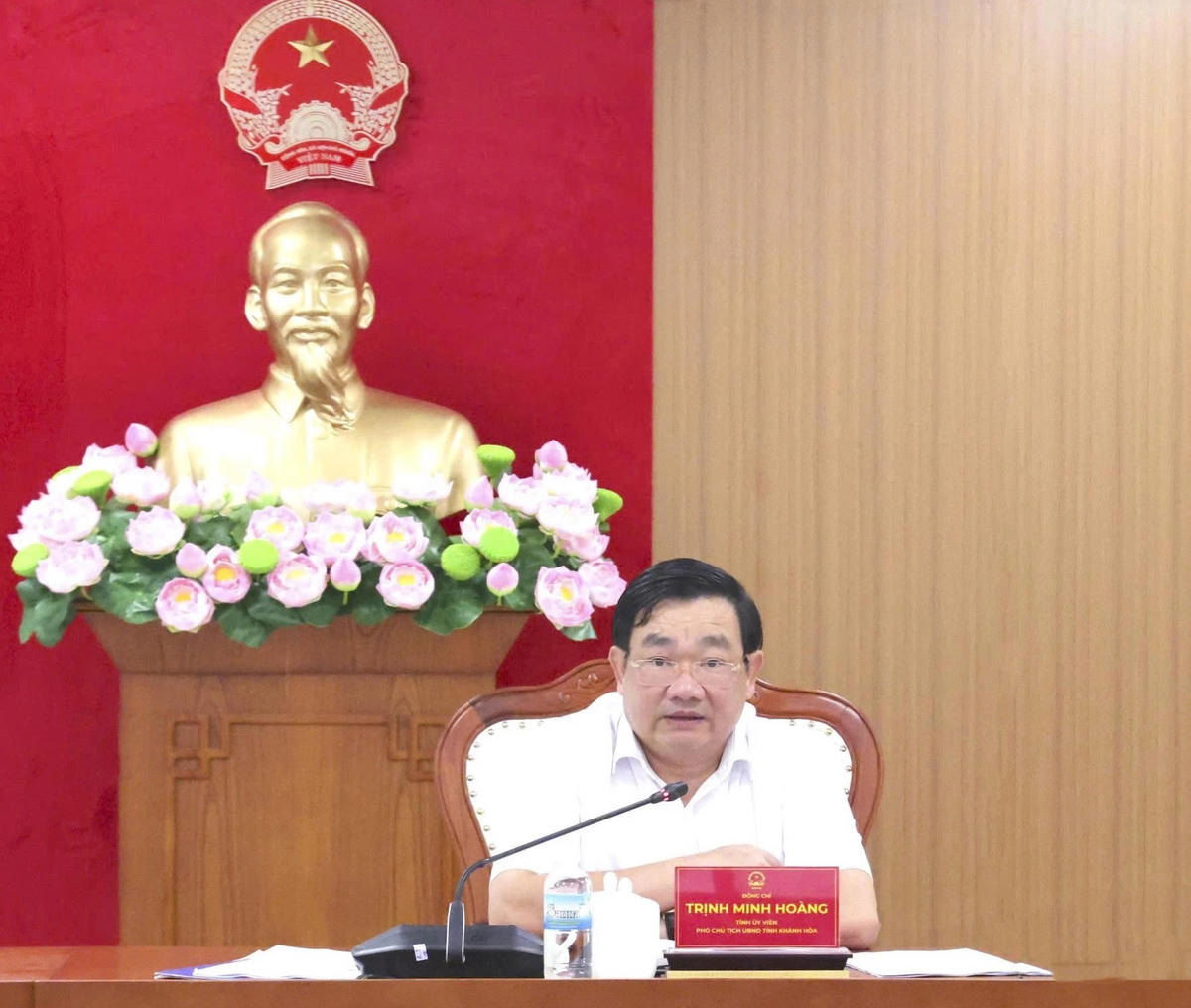 Ông Trịnh Minh Hoàng, Phó Chủ tịch UBND tỉnh Khánh Hòa chủ trì cuộc họp.