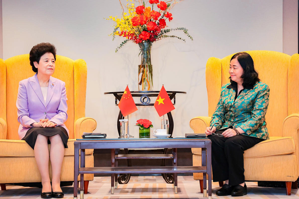 Bà Bùi Thị Minh Hoài - Ủy viên Bộ Chính trị, Bí thư Trung ương Đảng, Chủ tịch UBTƯ MTTQ Việt Nam thân mật tiếp bà Hàm Huy - Phó Chủ tịch Chính hiệp toàn quốc Trung Quốc.