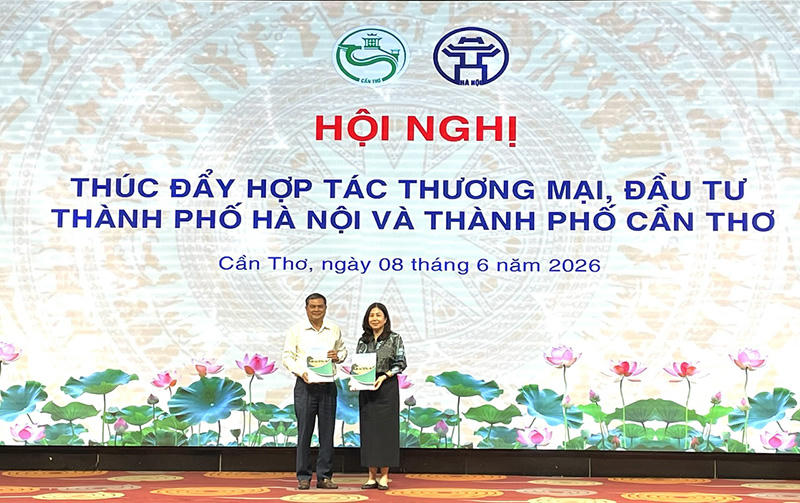 Lãnh đạo Sở Du lịch TP Hà Nội và lãnh đạo Sở Văn hóa, Thể thao và Du lịch TP Cần Thơ trao bản ghi nhớ hợp tác giai đoạn 2026 - 2030. Ảnh CK
