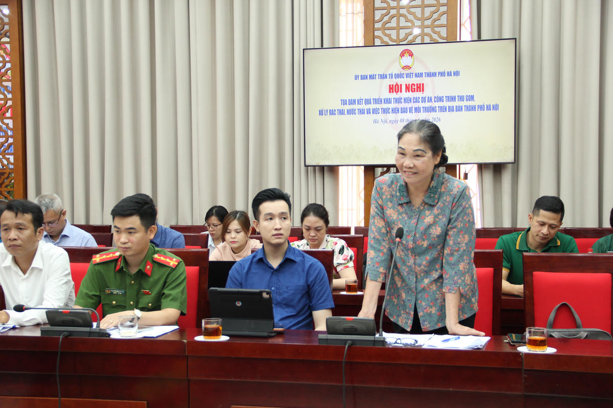 Bà Hà Thị Vinh, Chủ tịch Hiệp hội Thủ công mỹ nghệ và Làng nghề Hà Nội phát biểu tại hội nghị. Ảnh: PV