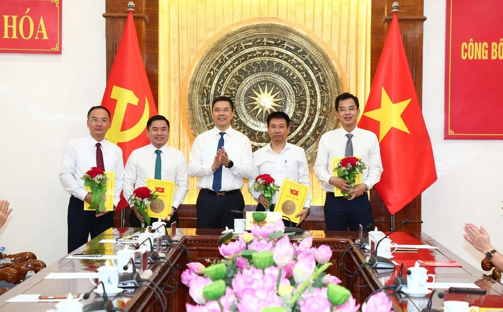 Ông Nguyễn Hồng Phong - Phó Bí thư Thường trực Tỉnh ủy, Chủ tịch HĐND tỉnh trao quyết định, tặng hoa cho 4 cán bộ vừa được tiếp nhận, điều động, bổ nhiệm. Ảnh: Quốc Hương