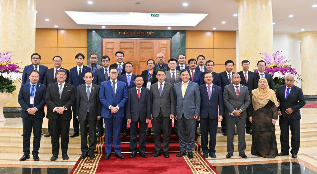 Thường trực Ban Bí thư Trần Cẩm Tú và Trưởng đoàn chính đảng các nước ASEAN cùng các đại biểu dự cuộc tiếp.
