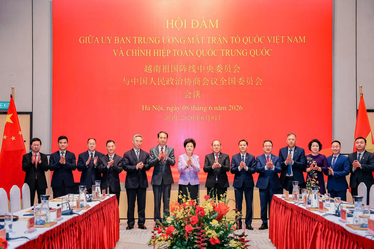Các đại biểu chụp ảnh lưu niệm tại Hội đàm.