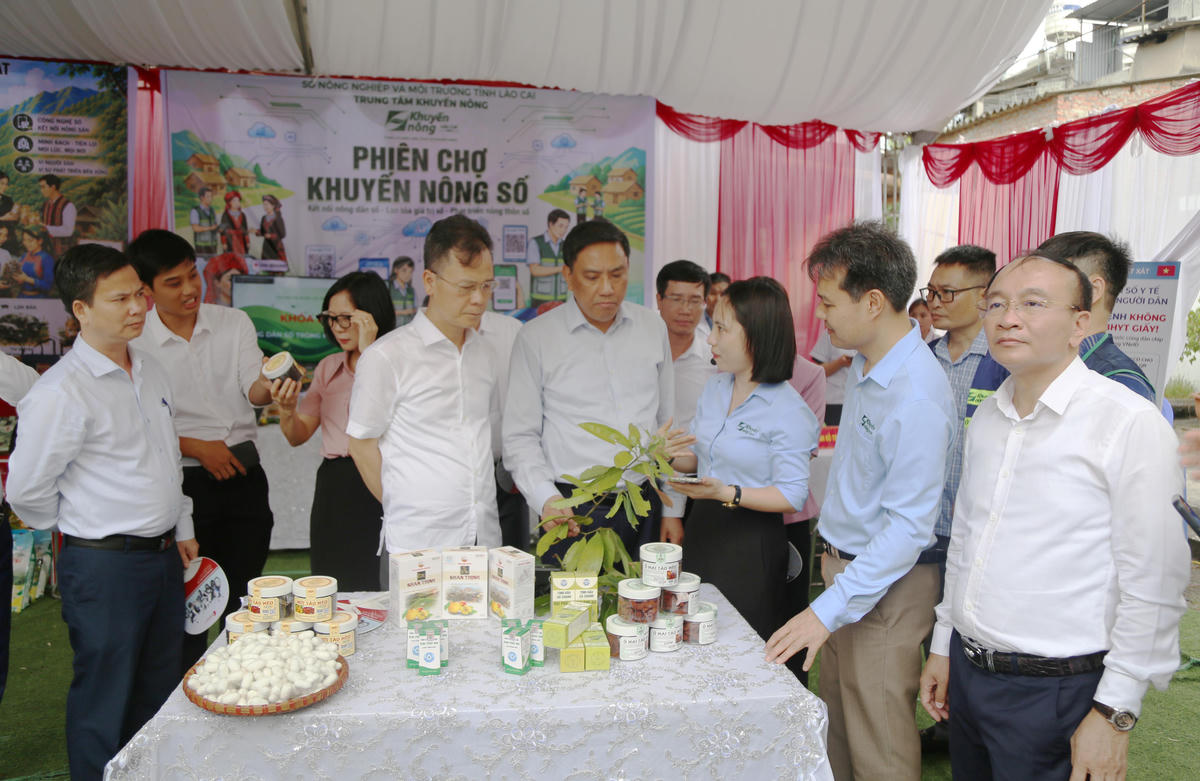 Các đại biểu trải nghiệm phiên chợ số thúc đẩy tiêu thụ nông sản địa phương. Ảnh: Hữu Huỳnh.