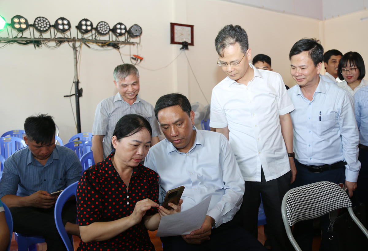 Người dân trải nghiệm thực hiện một số thủ tục hành chính trên môi trường số. Ảnh: Hữu Huỳnh.