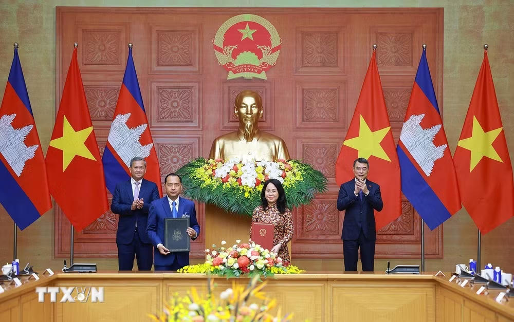 ttxvn-thu-tuong-le-minh-hung-va-thu-tuong-vuong-quoc-campuchia-hun-manet-hoi-dam-8812188.jpg