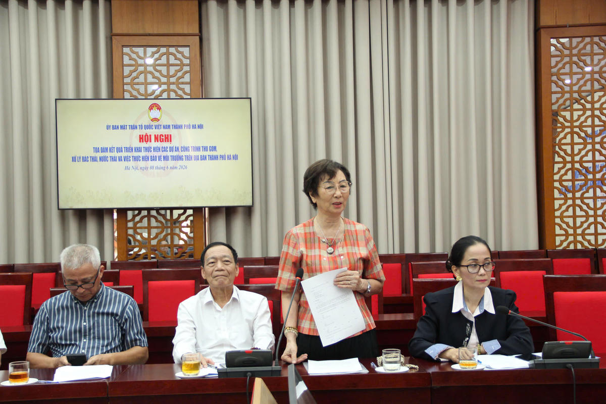 Bà Bùi Thị An. Chủ tịch Hội Nữ Trí thức thành phố Hà Nội phát biểu tại hội nghị. Ảnh: PV