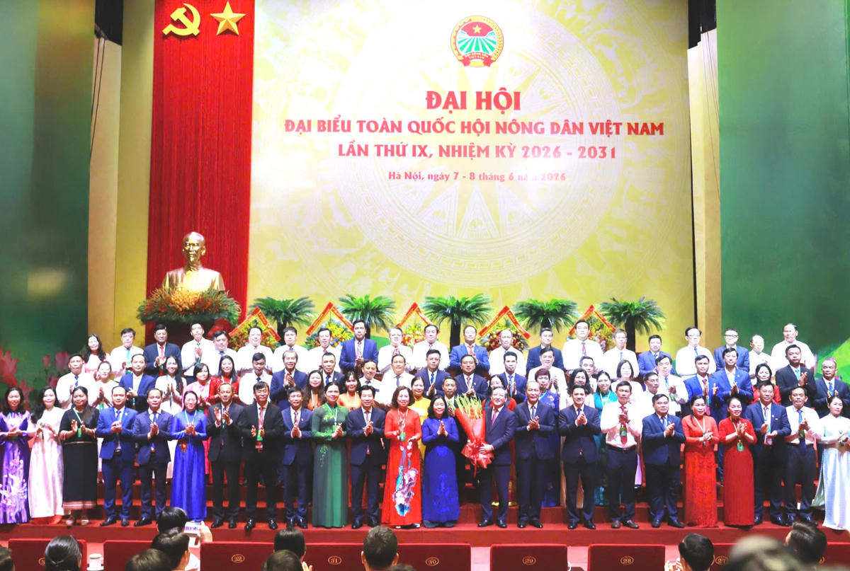 Ủy viên Bộ Chính trị, Bí thư Trung ương Đảng, Bí thư Đảng ủy Mặt trận Tổ quốc và các đoàn thể Trung ương, Chủ tịch Ủy ban Trung ương MTTQ Việt Nam Bùi Thị Minh Hoài tặng hoa chúc mừng Ban Chấp hành Trung ương Hội Nông dân Việt Nam khóa IX.