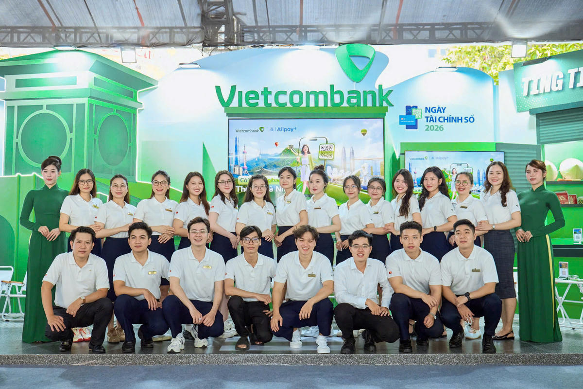 Không gian trải nghiệm của Vietcombank giới thiệu hệ sinh thái giải pháp số dành cho khách hàng cá nhân, hộ kinh doanh và doanh nghiệp, nổi bật là VCB Digibank phiên bản Hộ kinh doanh và giải pháp thanh toán VCB OneQR