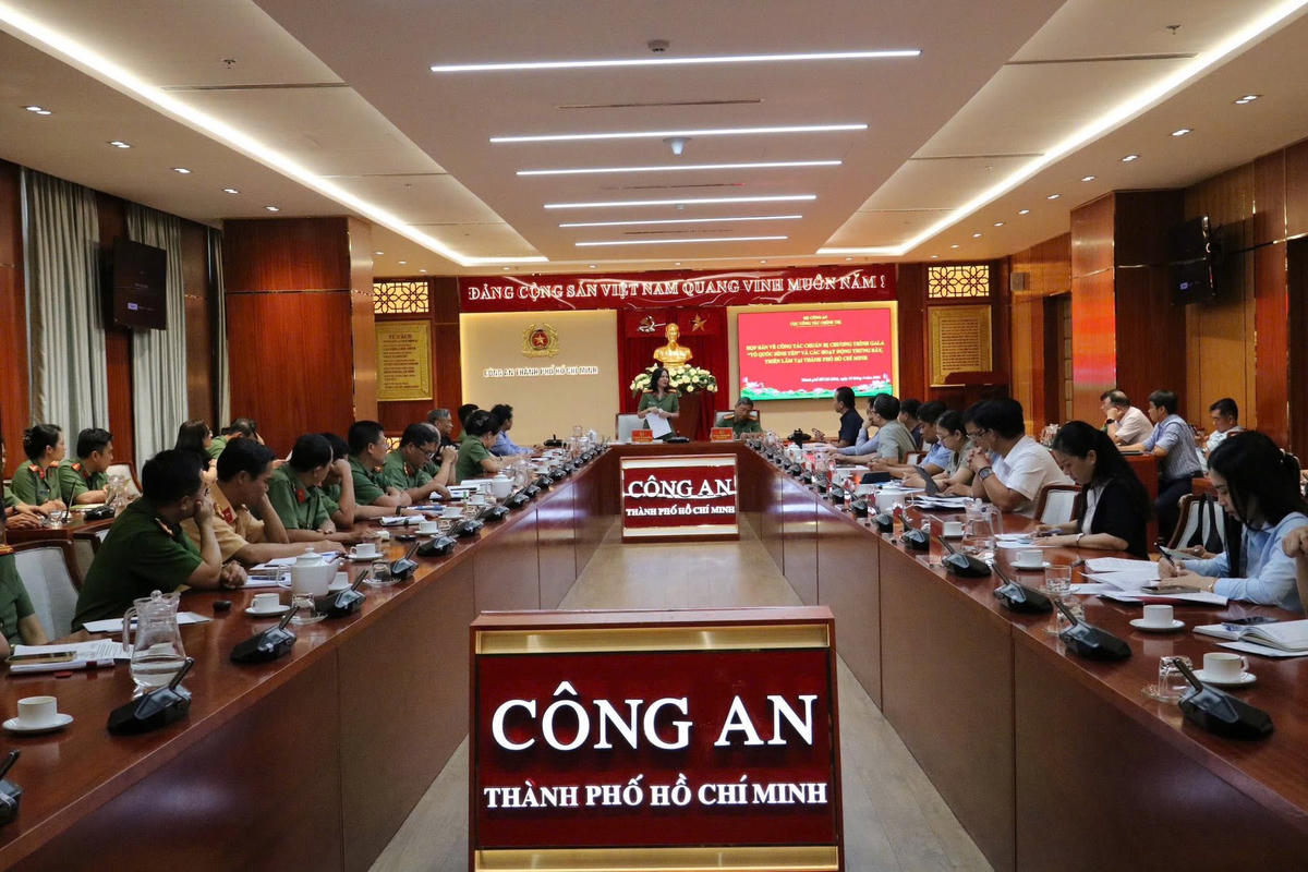 Ban Tổ chức đêm gala “Tổ quốc bình yên” họp bàn công tác chuẩn bị tổ chức chương trình. Ảnh: CATP.