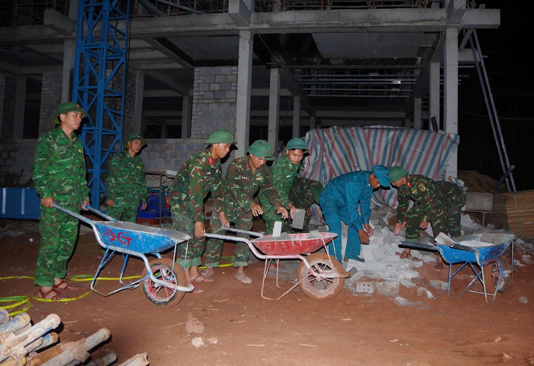Quảng Trị huy động 300 cán bộ, chiến sĩ hỗ trợ xây dựng trường nội trú