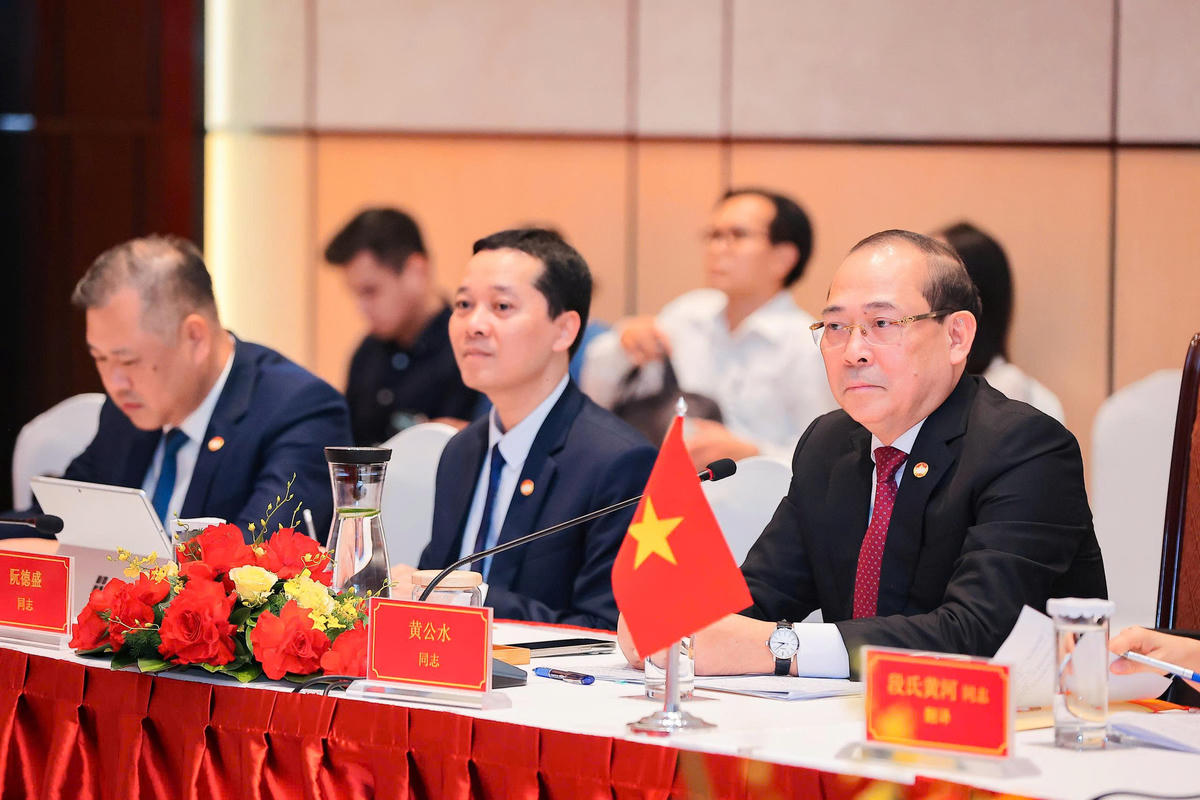 Phó Chủ tịch UBTƯ MTTQ Việt Nam Hoàng Công Thủy và các đại biểu tại Hội đàm.