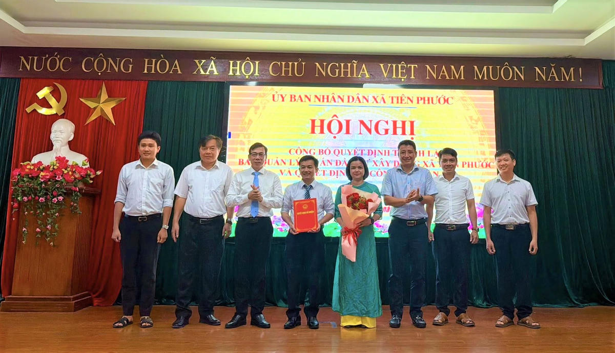 Giám đốc Ban quản lý Dự án đầu tư xây dựng xã Tiên Phước Hồ Vũ (thứ 4 từ trái sang). Ảnh: CĐ.