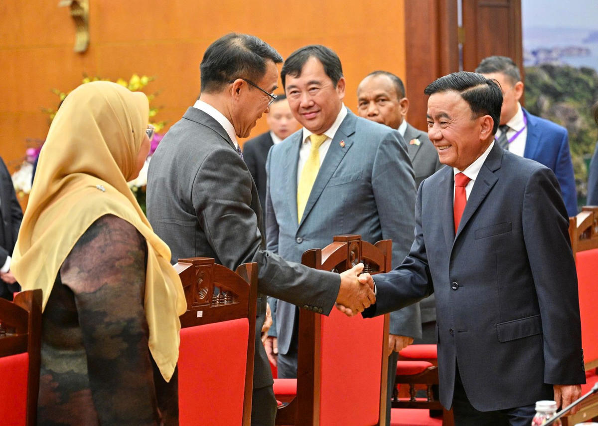 Đồng chí Thường trực Ban Bí thư Trần Cẩm Tú với Trưởng đoàn chính đảng các nước Đông Nam Á tại cuộc tiếp.
