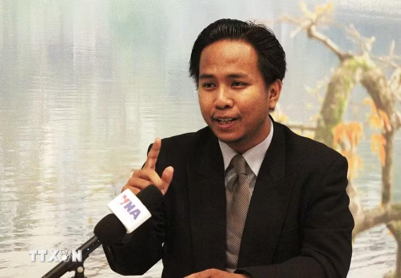 Thạc sỹ Him Raksmey - chuyên gia phân tích các vấn đề khu vực tại Phnom Penh, Giám đốc điều hành Trung tâm Nghiên cứu các vấn đề khu vực của Campuchia (CCRS) - trả lời phỏng vấn TTXVN về Diễn đàn Tương lai ASEAN lần thứ 3 theo sáng kiến của Việt Nam. (Ảnh: Minh Hưng/TTXVN).