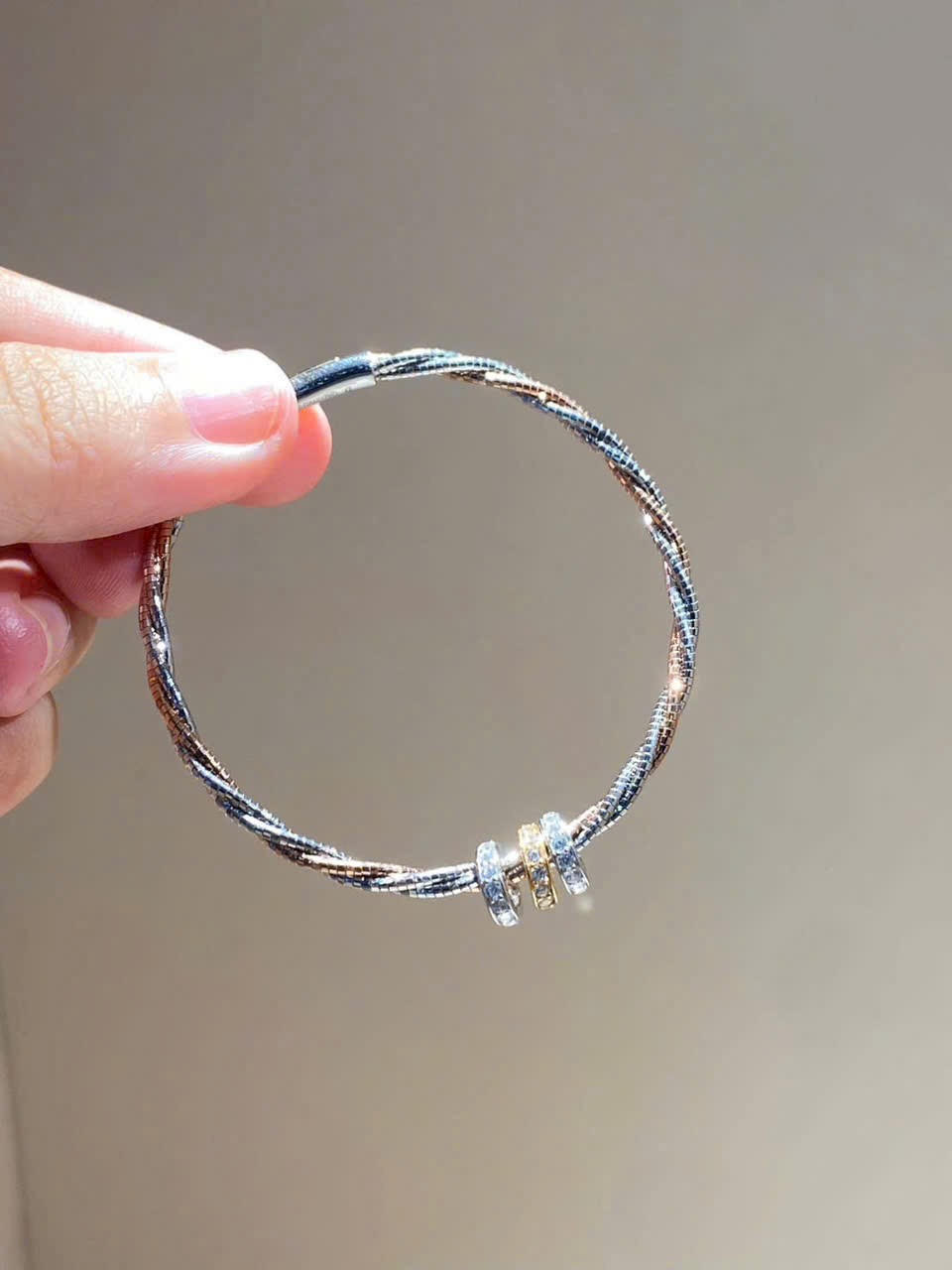 Chiều ngày 8/6, giá vàng giảm tiếp 5 triệu đồng/ lượng.