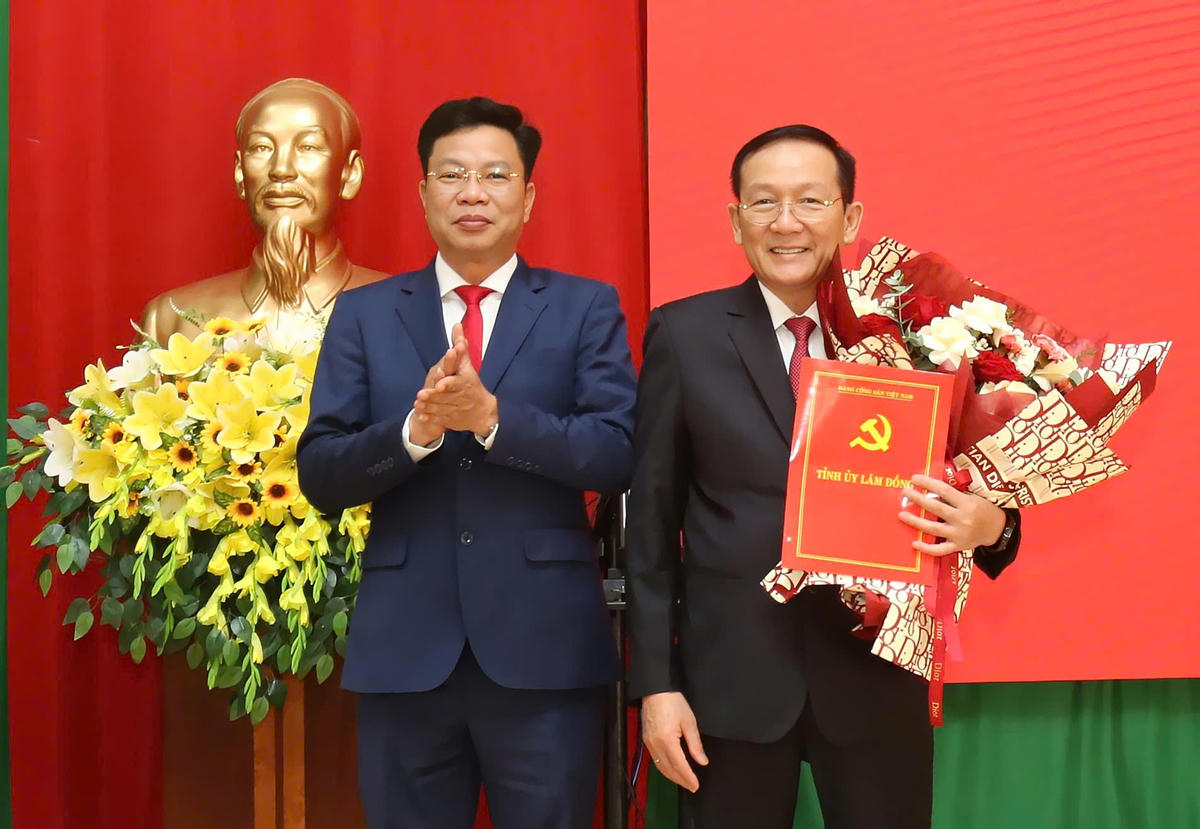 Ông Lưu Văn Trung, Phó Bí thư Tỉnh ủy, Chủ tịch HĐND tỉnh Lâm Đồng, trao quyết định và tặng hoa chúc mừng ông Nguyễn Văn Hoàng giữ chức Bí thư Đảng ủy xã Hiệp Thạnh.