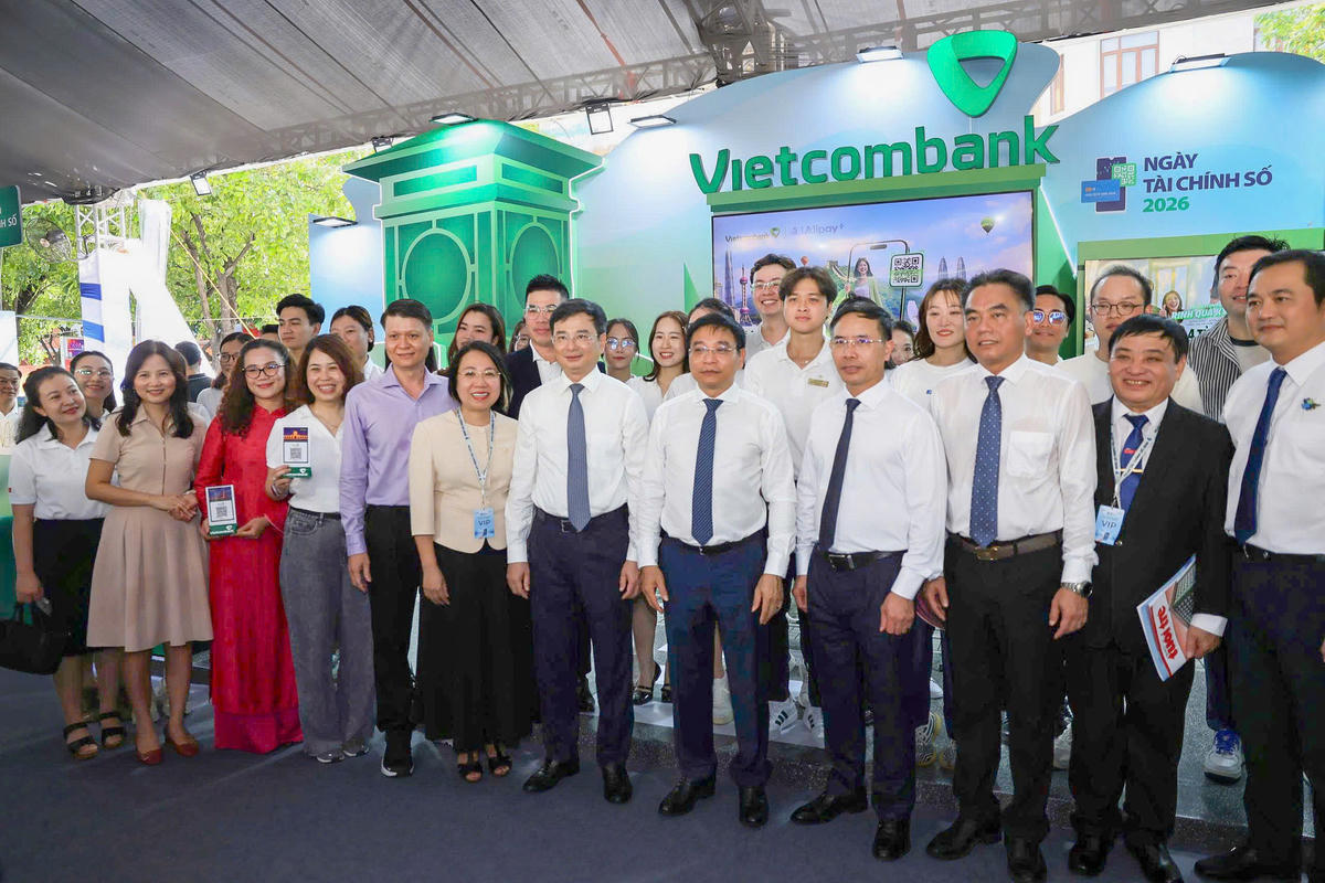 Phó Thủ tướng Chính phủ Nguyễn Văn Thắng cùng Thống đốc NHNN Phạm Đức Ấn, Phó Chủ tịch thường trực UBND TP HCM Nguyễn Lộc Hà, TBT Báo Tuổi trẻ Lê Thế Chữ và các đại biểu chụp hình lưu niệm tại không gian trải nghiệm Vietcombank trong Ngày Tài chính số năm 2026