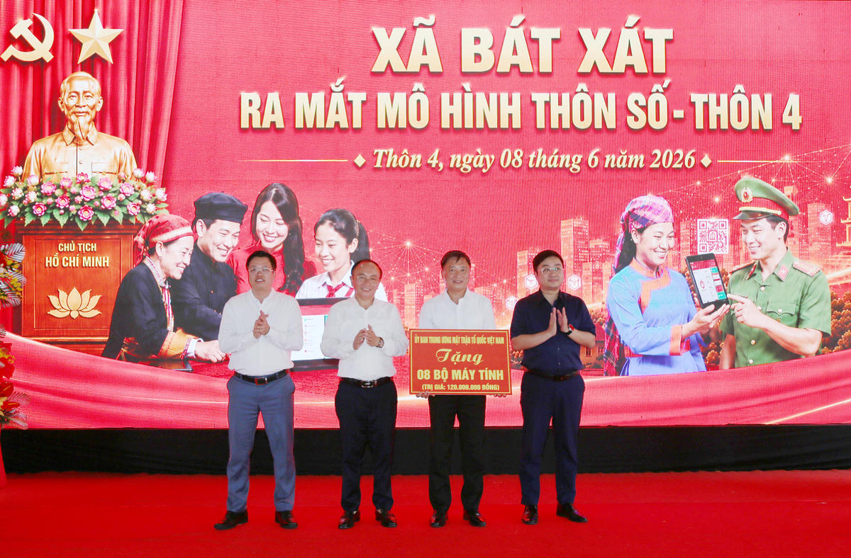 Ủy ban Trung ương MTTQ Việt Nam tặng 8 bộ máy tính hỗ trợ xã Bát Xát thực hiện công tác chuyển đổi số. Ảnh: Hữu Huỳnh.