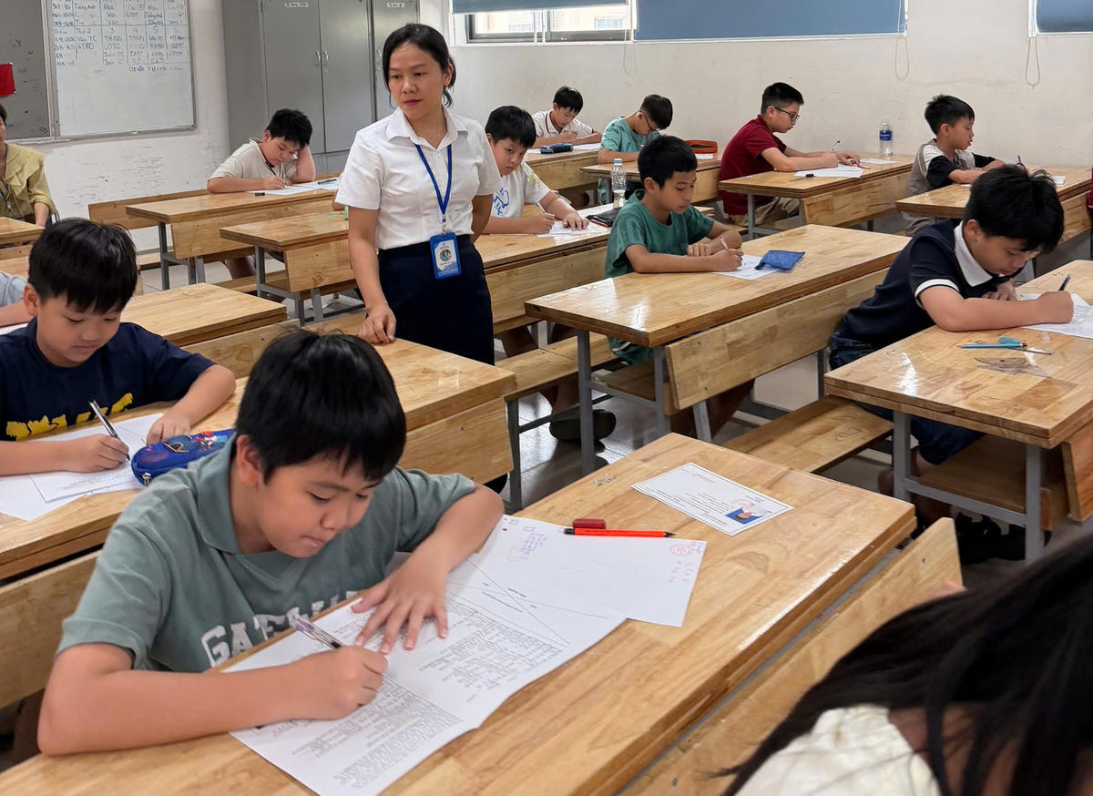 7h45' thí sinh bắt đầu làm bài thi môn Toán. Ảnh: NTCC.