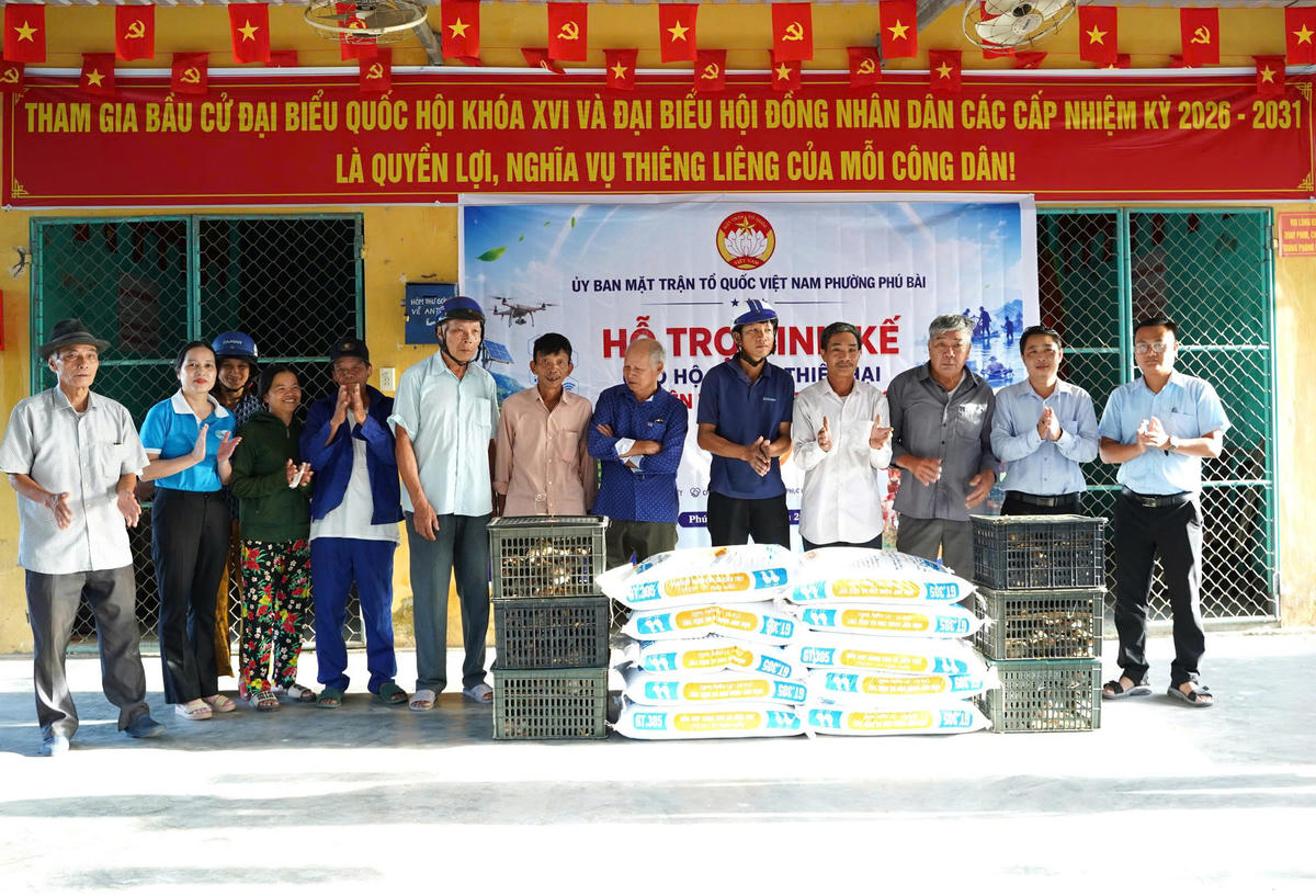 Ủy ban MTTQ Việt Nam phường Phú Bài hỗ trợ sinh kế cho người dân bị ảnh hưởng bởi thiên tai. Ảnh: T.Đ.