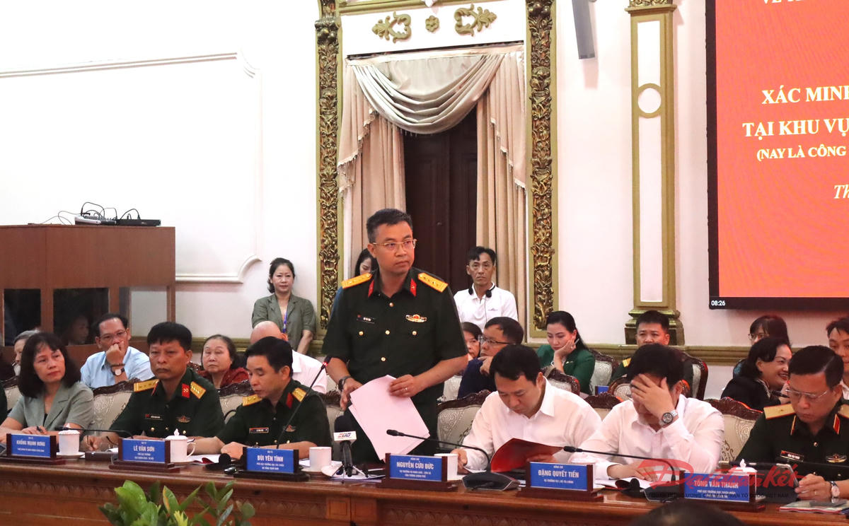 Đại tá Bùi Yên Tĩnh, Cục phó Cục Tác chiến, Bộ Tổng Tham mưu phát biểu tại hội thảo. Ảnh: T.Luân.
