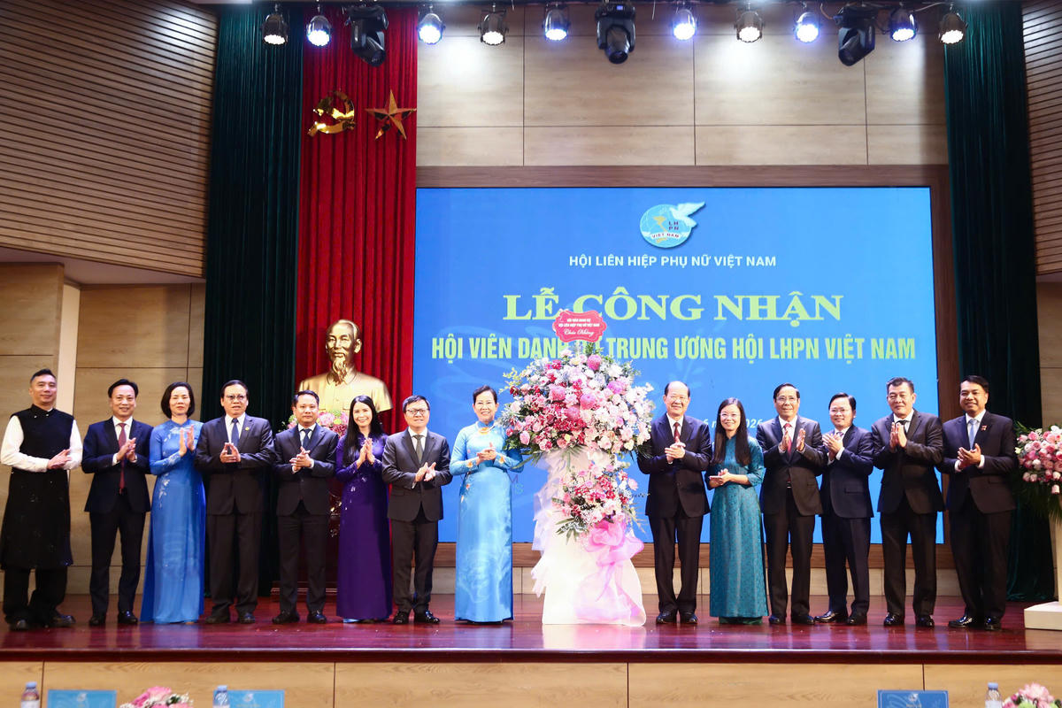 Các hội viên danh dự tặng hoa chúc mừng Hội LHPN Việt Nam. Ảnh: Lê Khánh.