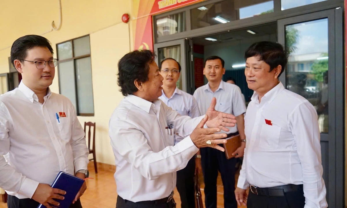 Ông Võ Văn Minh gặp gỡ, trao đổi với các cử tri tại buổi tiếp xúc. Ảnh: TM.
