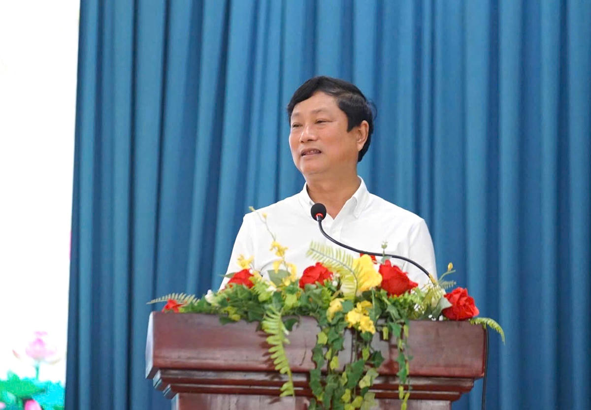 Ông Võ Văn Minh phát biểu tại buổi tiếp xúc cử tri 2 phường Phú An và phường Chánh Hiệp. Ảnh: TM.