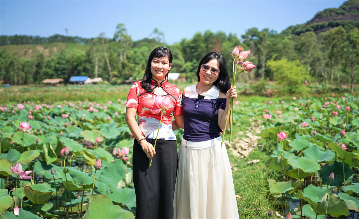 Du khách check in tại đầm sen Trà Lý. Ảnh: TT.